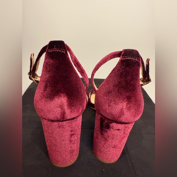 Vince Camuto Red Velvet VP Malissa Medium Thick Heel Size 9 Strappy - Picture 3 of 6